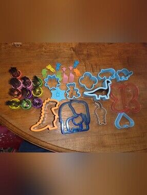 LOT OF VARIETY COOKIE CUTTERS Plastic/ Metal Dinosaurs Shapes & Animals